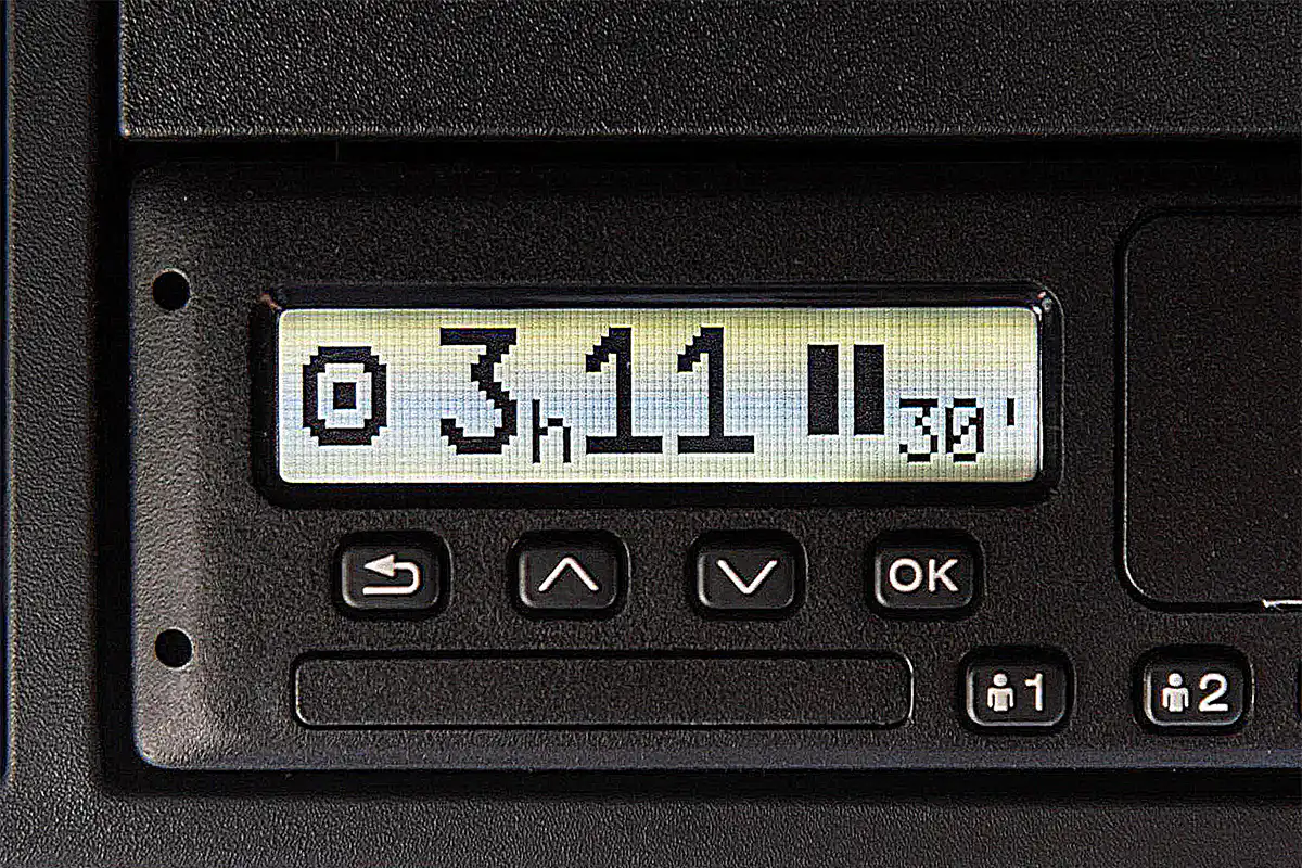 digitaler tachograph fahrtenschreiber uhr umstellen